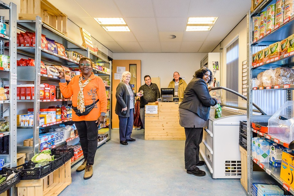 De wellicht kleinste supermarkt van Nederland gaat sluiten, zeggen medewerkers en vrijwilligers, rechts achter Piet Pennekamp.