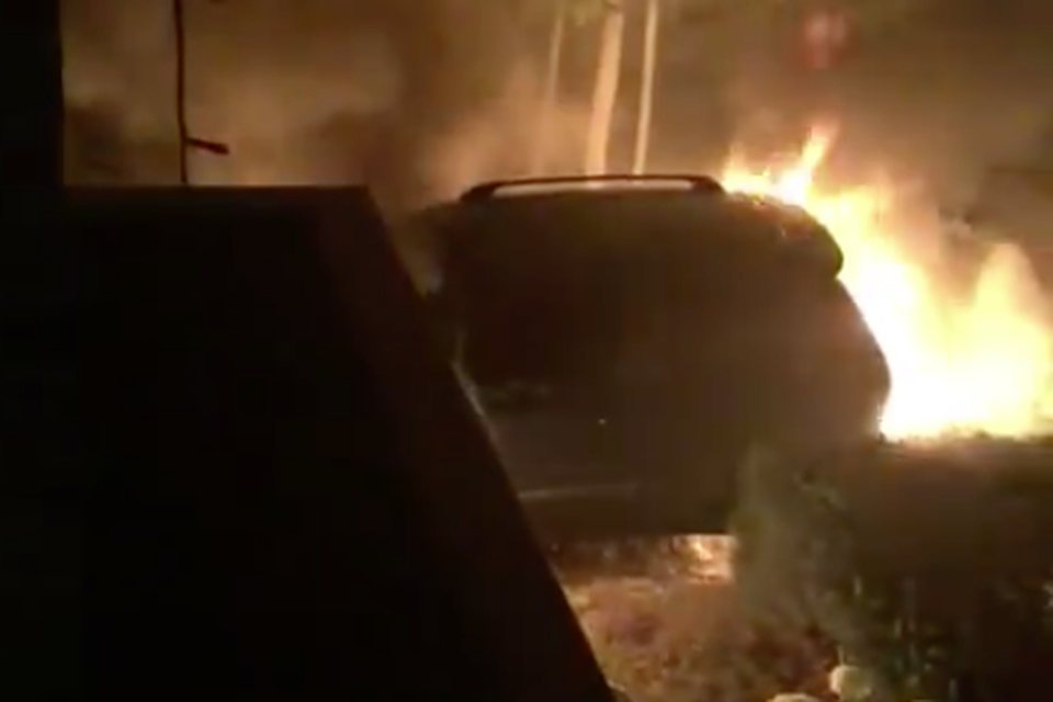 De brandende auto.