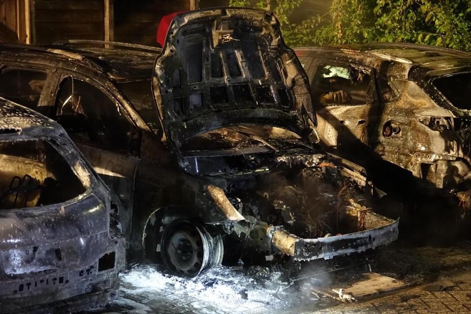 Vier auto’s werden totaal verwoest bij de vuurzee, maar de verdachte ontkent iedere betrokkenheid.