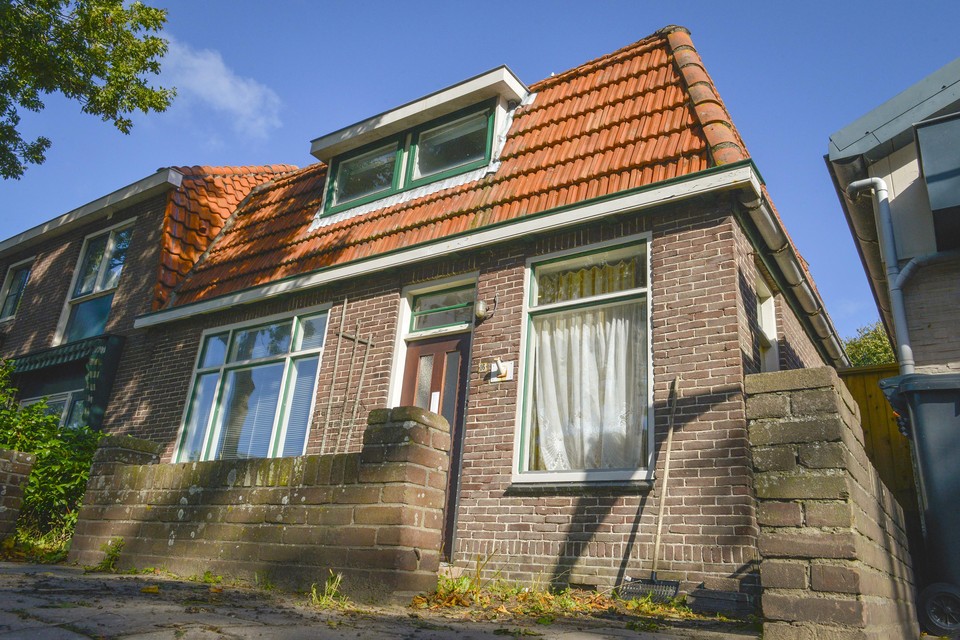 Dit huis uit de jaren twintig van de vorige eeuw aan de Wilhelminalaan in Den Burg wordt binnenkort geïsoleerd.