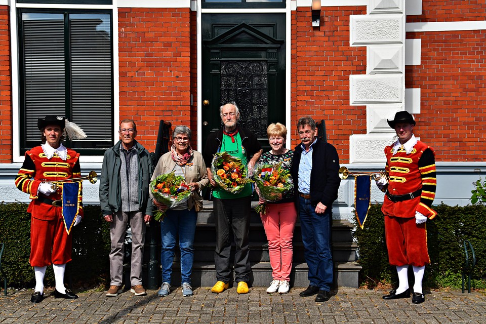 Tussen herauten de decorandi Piet Hein Eikel (m) met naast hem Gitta Twaalfhoven-Vessies (r) en Lyda Koerten-Den Heijer en hun echtgenoten.