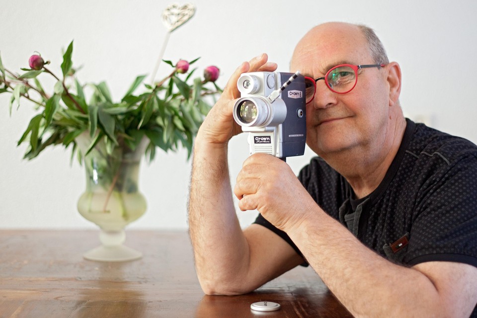 Cor van der Plaat filmt al jaren digitaal, maar zijn eerst camera heeft hij bewaard.