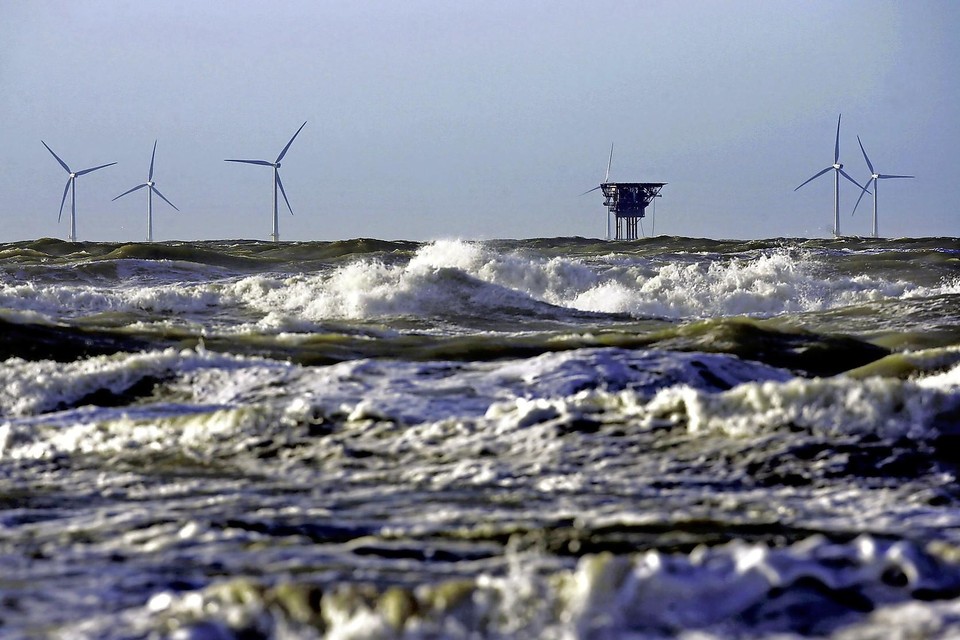 Windmolens voor de kust van Egmond.