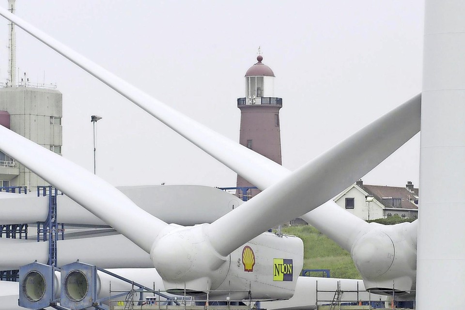 Assemblage van windmolens in IJmuiden. voor gebruik op zee. Straks ook in Den Helder?