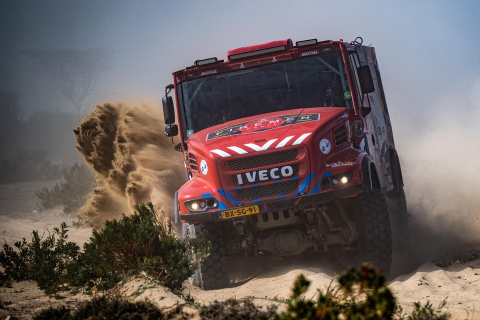 Het Firemen Dakarteam in actie tijdens de vorige Dakar Rally in de zandbak van Saudi-Arabië.
