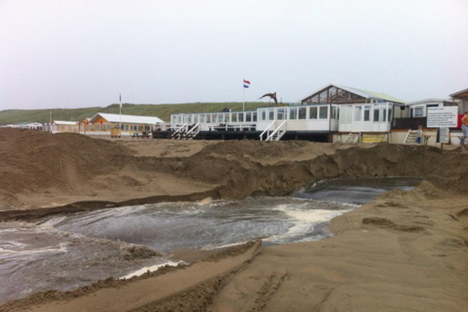 De wateroverslag op 28 juli op het Wijk aan Zeese strand.
