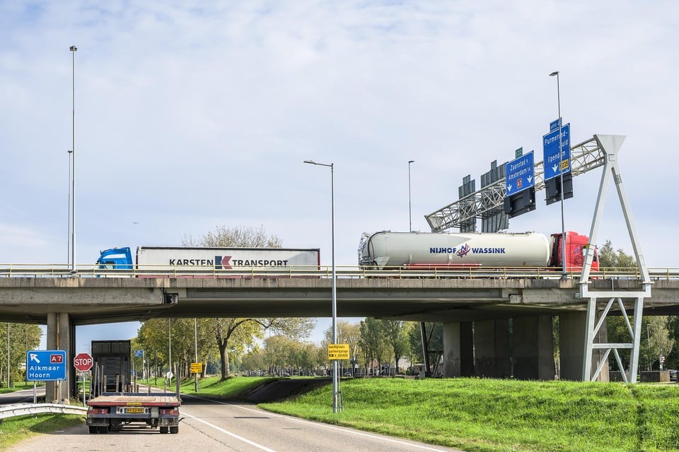 Het viaduct van de A7 dat sinds oktober vorig jaar taboe is voor zware vrachtwagens.