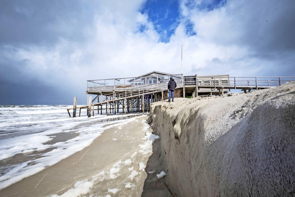 De golven slaan dinsdagmiddag tegen de steunpalen van strandpaviljoen Luctor et Emergo aan.