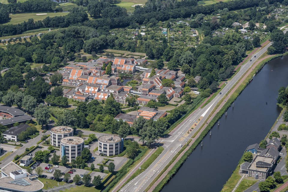 De Helderseweg langs Noord-Hollands Kanaal wordt in de nabije toekomst verlegd om de ontwikkeling van het PEN-dorp tot nieuwe woonwijk mogelijk te maken