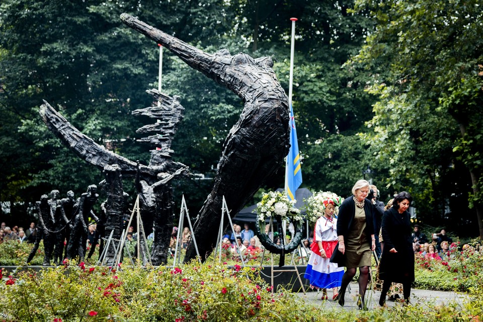 De nationale herdenking van de afschaffing van de slavernij in het Oosterpark in Amsterdam, met Ankie Broekers-Knol en Khadija Arib voorop.