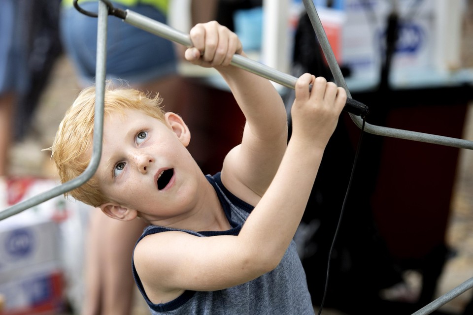 De zesjarige Jochem de Vries uit Middenbeemster concentreert zich volledig tijdens de spelletjesmiddag.