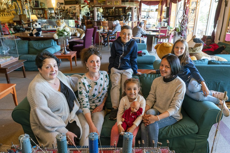 Marina, Dasha, Dima, Diana, Inna en Karina (vlnr) op de bank in De Rijper Eilanden.