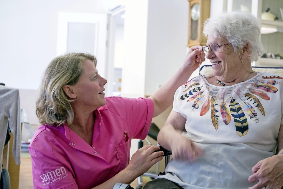 Kirsten de Vries helpt in verpleeghuis  Magnushof mevrouw Tini Kwadijk.