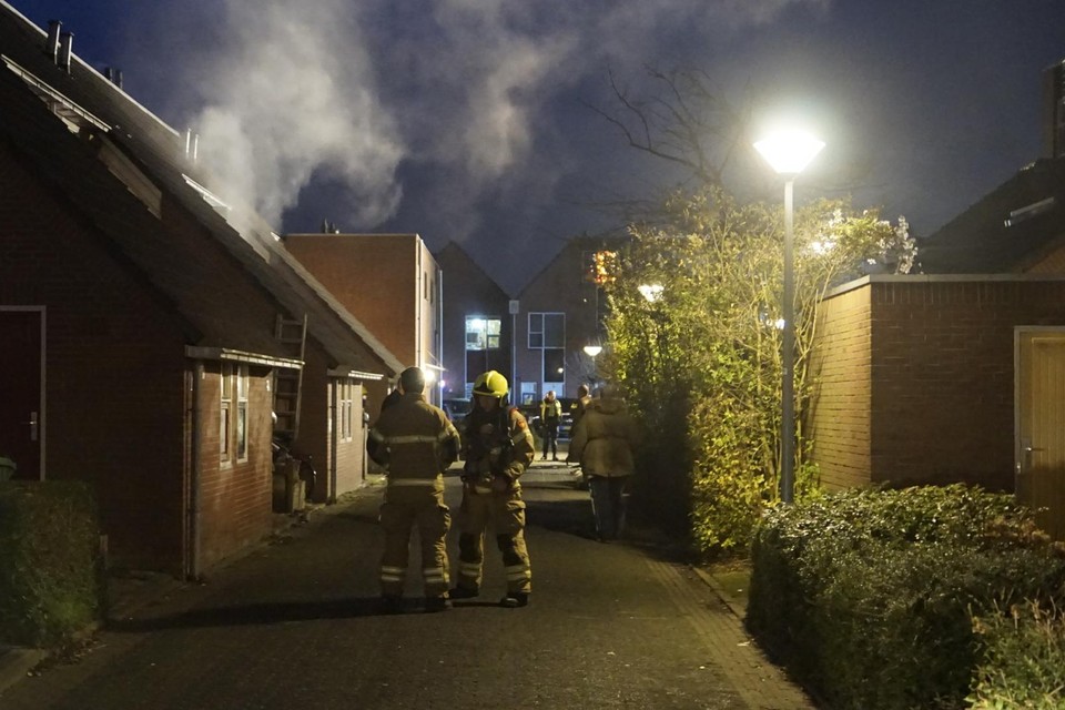 Brandweerlieden bestrijden de brand in de woning in Zwaag.