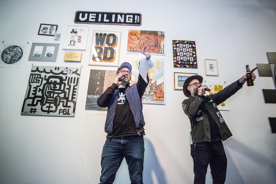 Veilingmeesters TRIK en Joshua Baumgarten weten van wanten en drijven de prijzen van de kunstwerken op.
