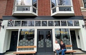 Sfeervol stadshotel De Werf in Den Helder: elke kamer een regendouche en platenspeler. En wil je een speciaal biertje? Dan kan je kiezen voor een ’bankwerker’ of een ’scheepsbeschieter’