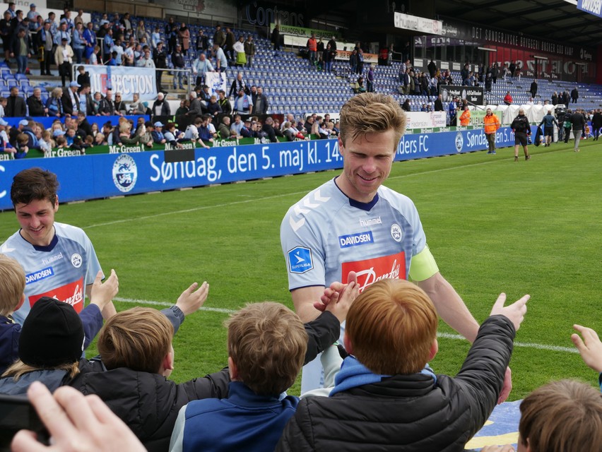 High fives voor de fans, na afloop van de gewonnen wedstrijd tegen Vejle BK.