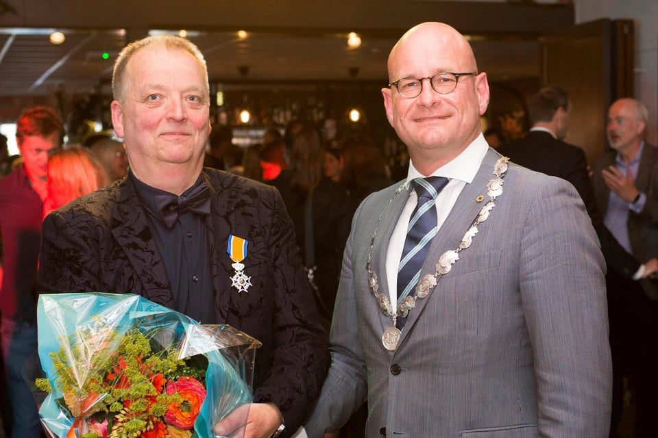 Hans Vonk wordt gefeliciteerd door burgemeester Jan Nieuwenburg.