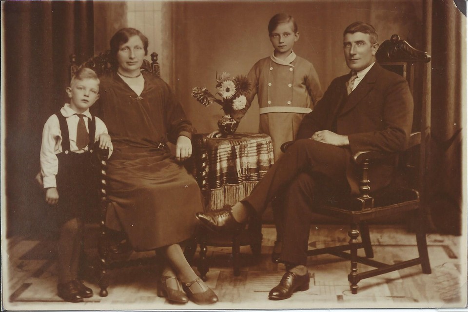 Het gezin Dekker, gefotografeerd omstreeks 1936