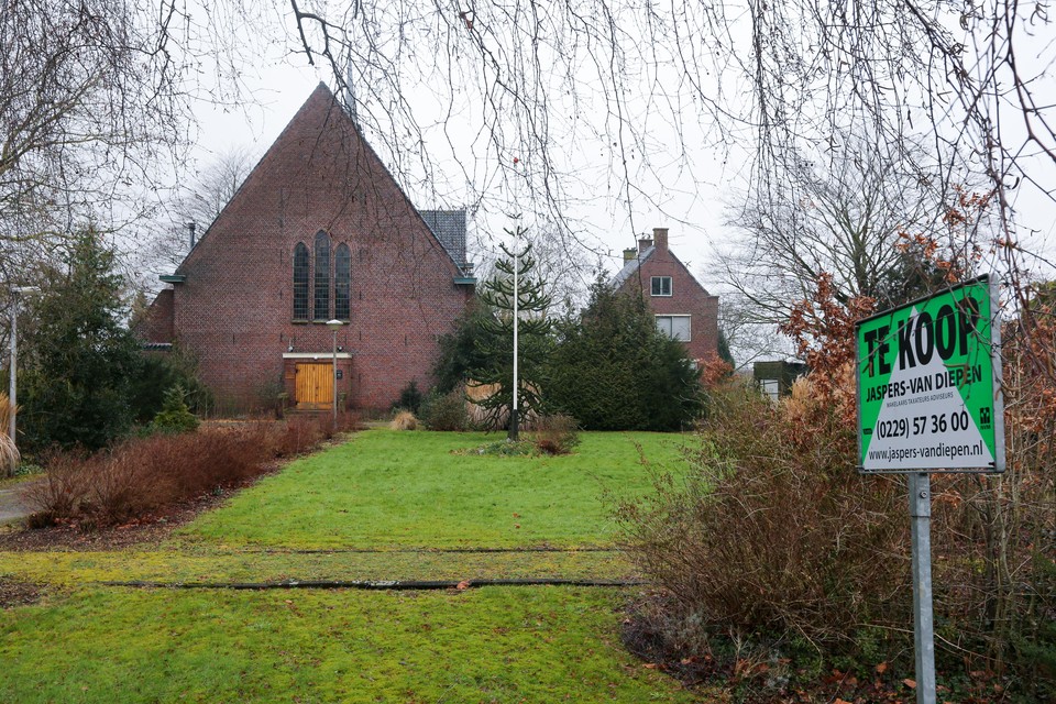 De voormalige kerk Heilige Jacobus de Meerdere met pastorie in Zwaagdijk-West staat sinds enkele dagen officieel te koop bij de makelaar.