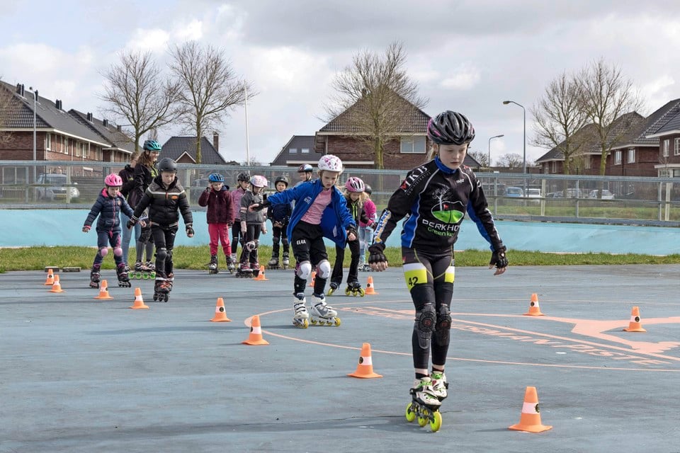 Skeeleren is hot. Radboud Inline Skating brengt jeugd de fijne kneepjes bij. Remmen, vallen, behendig worden. altijd een helm op hè, dat is zo belangrijk' [video] | Noordhollandsdagblad