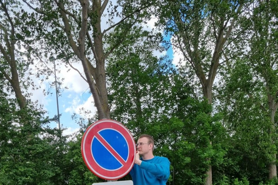 Jasper Hergarden plaatst het verbodsbord op de Immerhornweg.