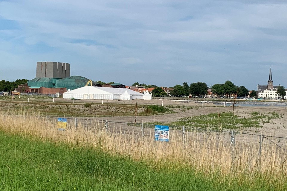 De tent op het toekomstige stadsstrand, waar dinsdagavond zo’n 1.600 deelnemers van het VNG-congres een West-Fries diner krijgen voorgeschoteld.
