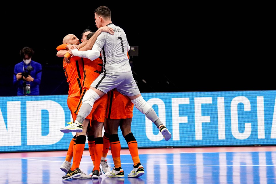 Oranje viert de overwinning op Oekraïne in het openingsduel van het EK zaalvoetbal in eigen land.