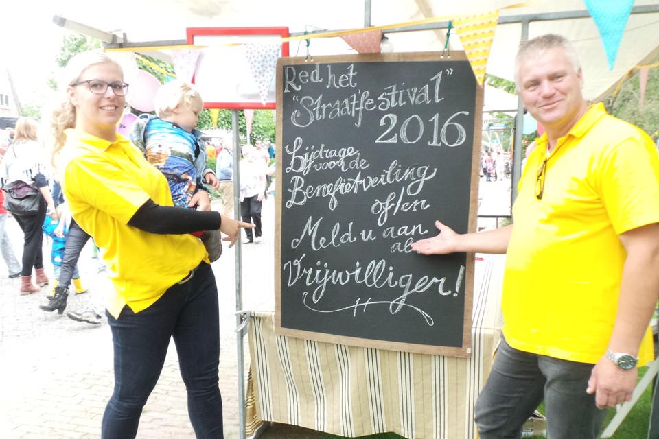 Marjet Francis en Oedse Oostenbrug winnen zieltjes voor de organisatie van het Straatfestival van 2016.