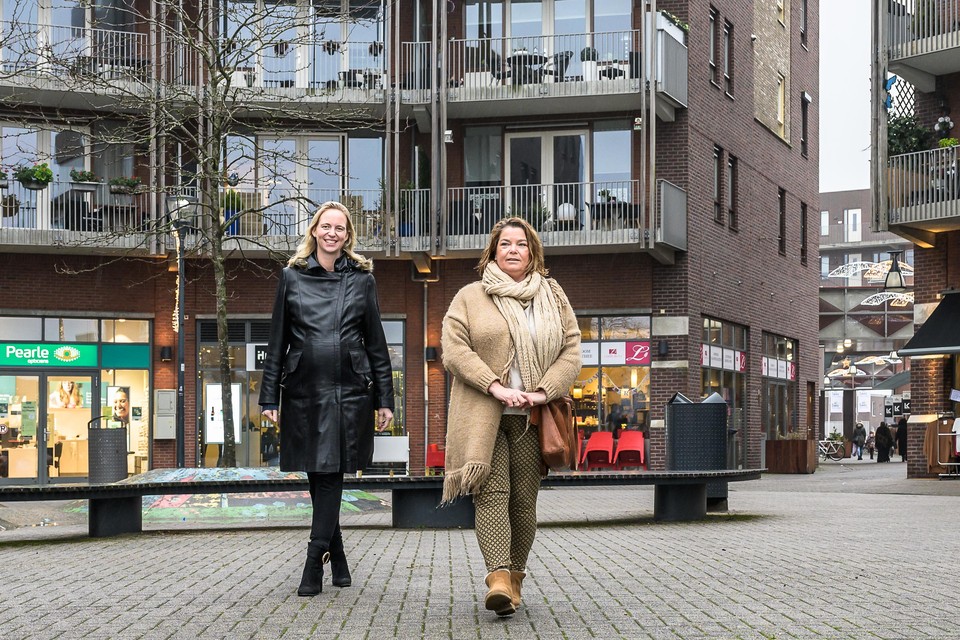 Marianne de Boer en Natasja Cornelisse in het winkelcentrum van Saendelft.