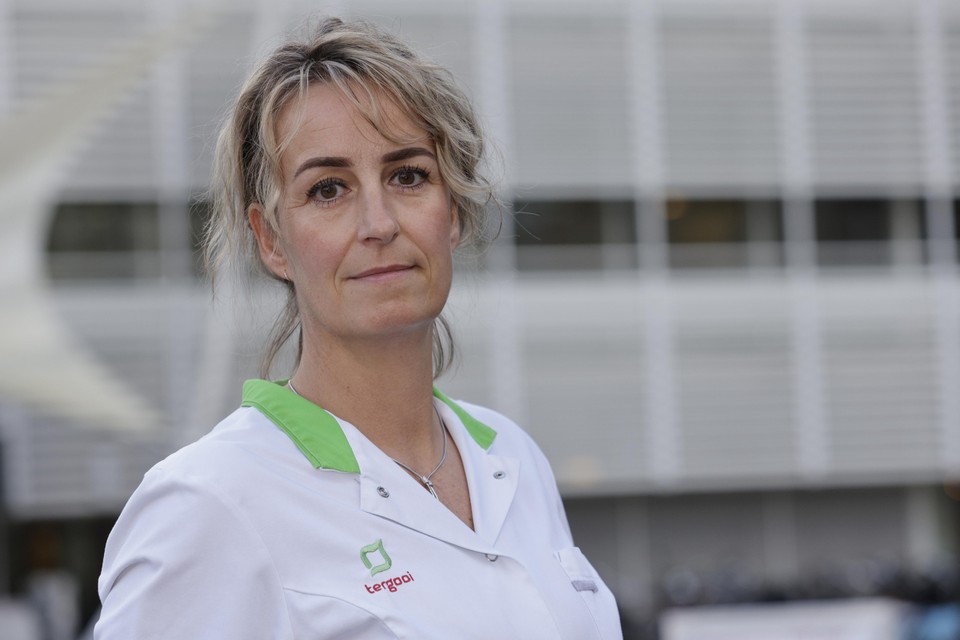 Verpleegkundige Stephanie Pappot voor de entree van Tergooi MC in Hilversum: ’Situatie is soms zeer stressvol’.