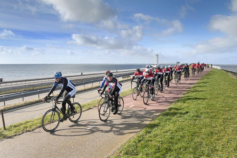 Geleidbaarheid heilige Ontdekking Afsluitdijk blijft dicht voor recreanten, fietsers en wandelaars moeten de  bus pakken | Noordhollandsdagblad