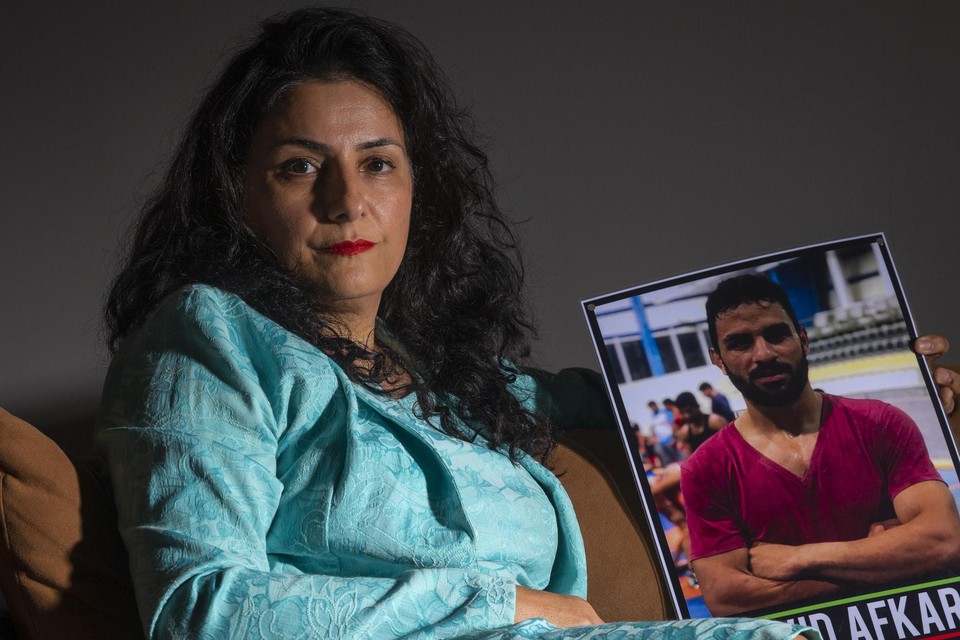 Atti Bahadori met een foto van de in 2020 geëxecuteerde worstelaar Navid Afkari.