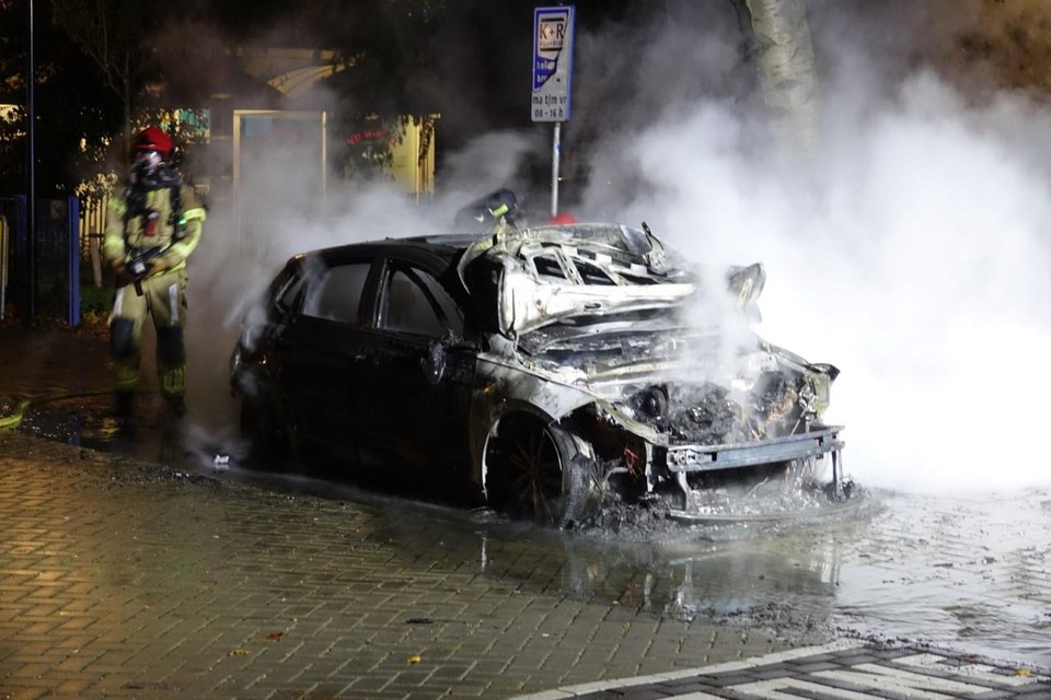 Boom Oneerlijk Omdat Auto verwoest door brand in Zaandam | Noordhollandsdagblad