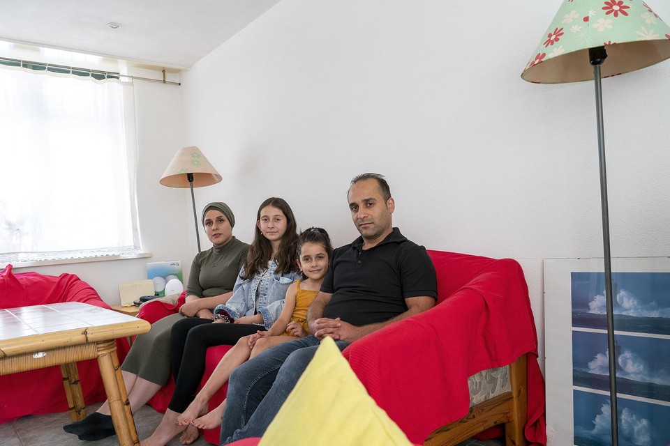 Het gezin van Razan Alayobi in zijn tijdelijke woning.
