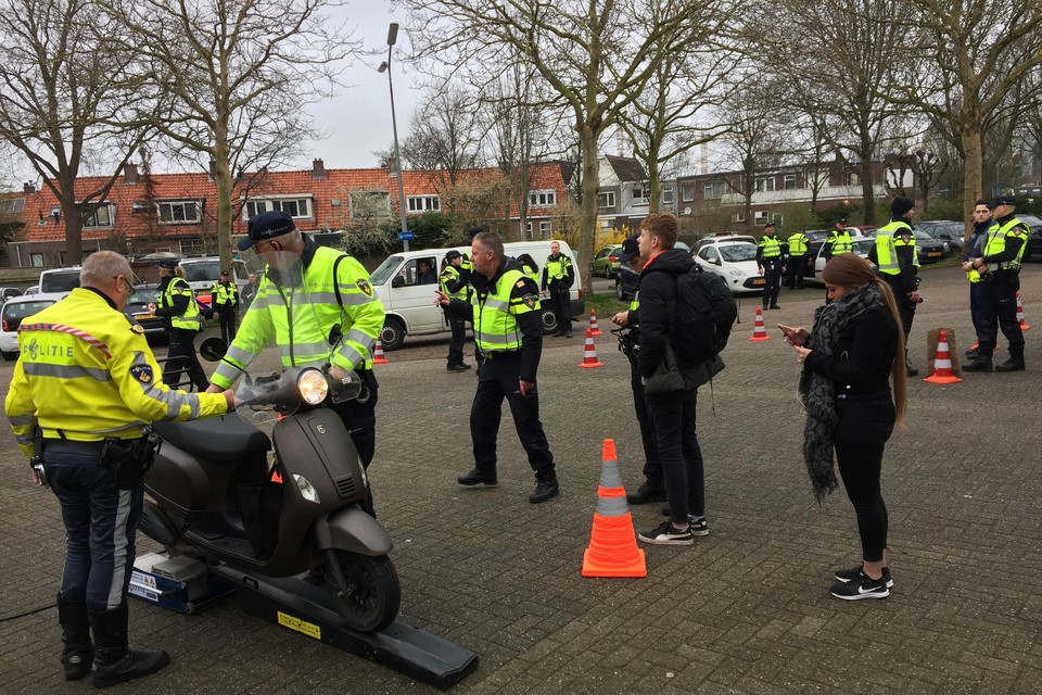 Politiefunctionarissen houden een uitgebreide controle onder jongeren met bromfietsen en scooters.