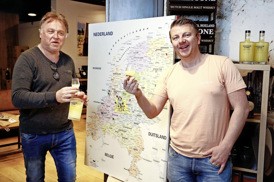 Richard Bruijne (links) en Rutger Siersma hopen dat Limo Na de Wijn binnenkort op net zoveel plekken in het land te koop zal zijn als Gooisch Water bij de Wijn.