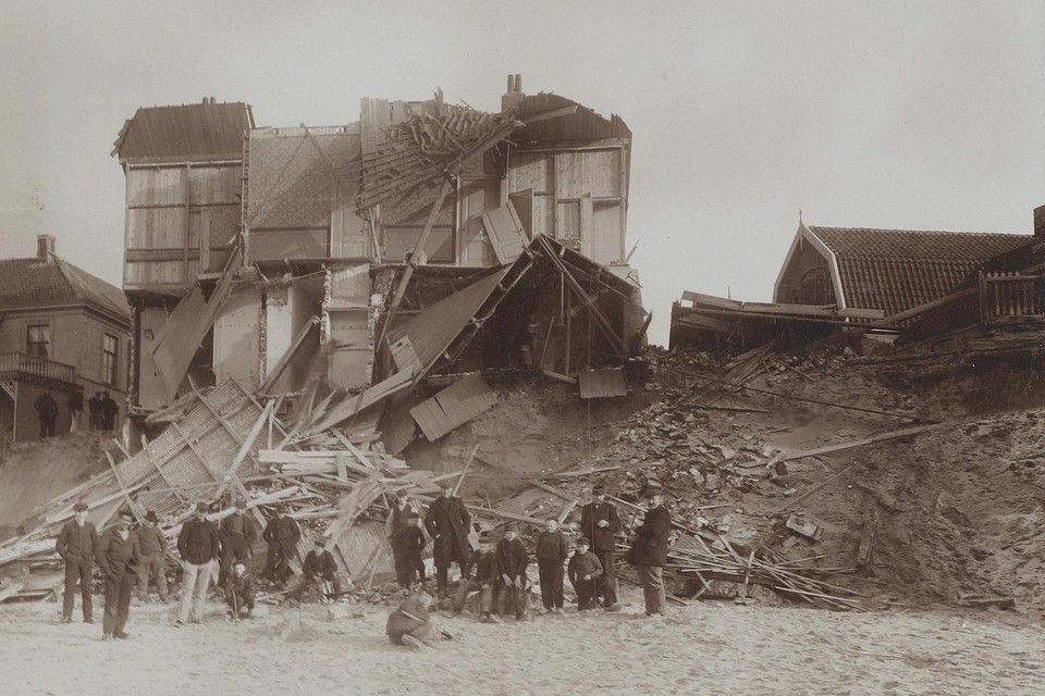 De puinhopen van de villa van Boelmans ter Spill in januari 1905. Links ervan hotel Zeezicht, eveneens ondermijnd door de golven. De villa stond waar nu ongeveer de achterkant van strandpaviljoen De Uitkijk staat.