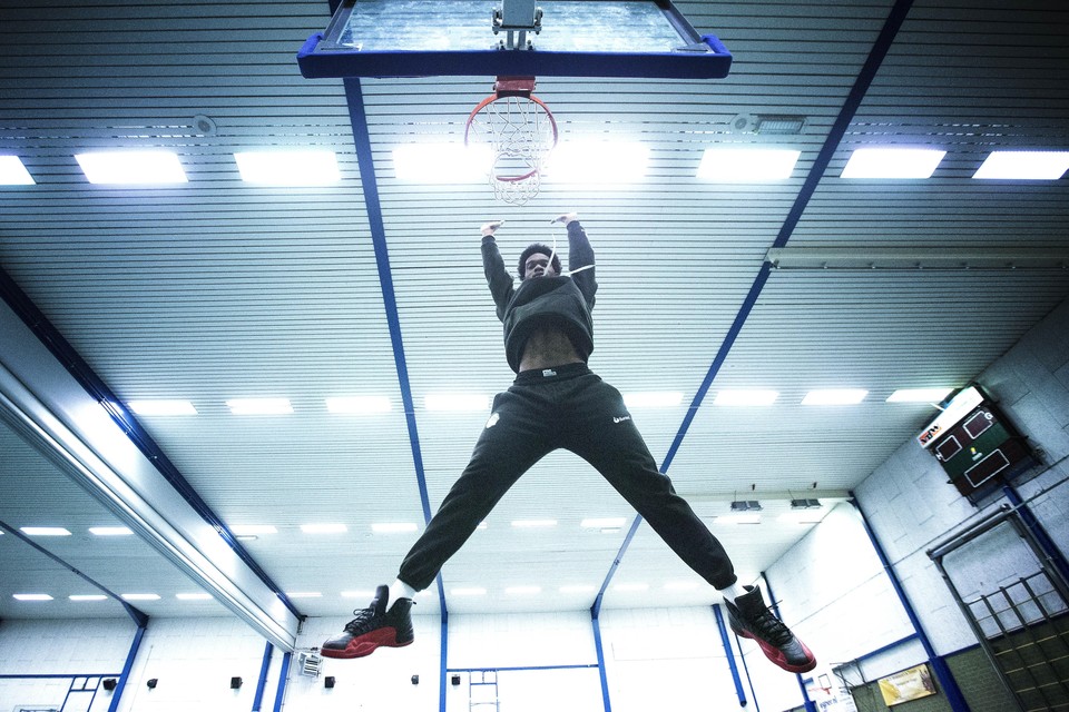 Den Helder Suns-basketballer Quinterian McConico met zijn handelsmerk: trapezewerk.