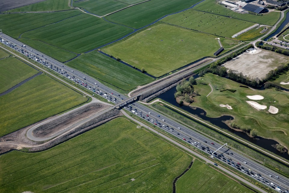 Het viaduct van de Lagelaan met de A9 bij heiloo, waar de afslag gepland is.