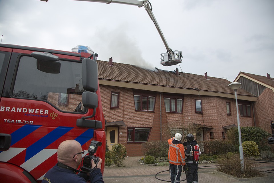 Zolderbrand in Heemskerk veroorzaakt veel rook. Foto Michel van Bergen
