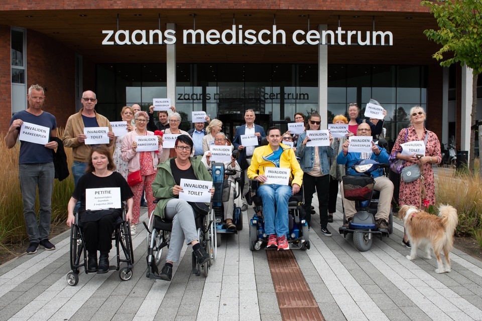 De Rolstoelrijders Zaandam demonstreerden vrijdag samen met sympathisanten, waaronder gemeenteraadsleden, bij het ZMC.