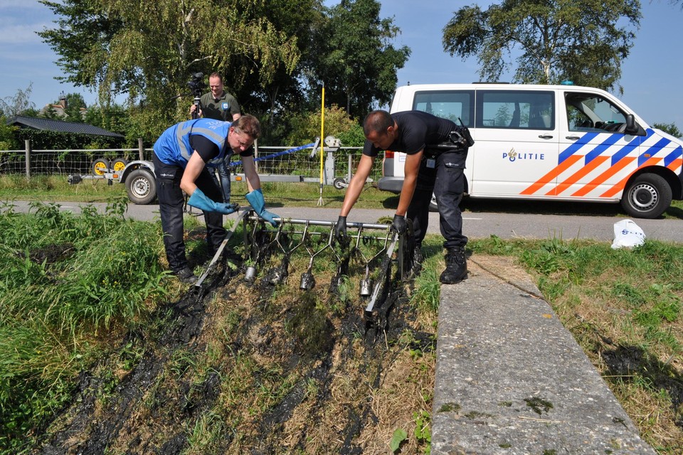 Agenten doen een dag na wat aanvankelijk een ’scooterongeval’ leek, sporenonderzoek aan Over de Leek.
