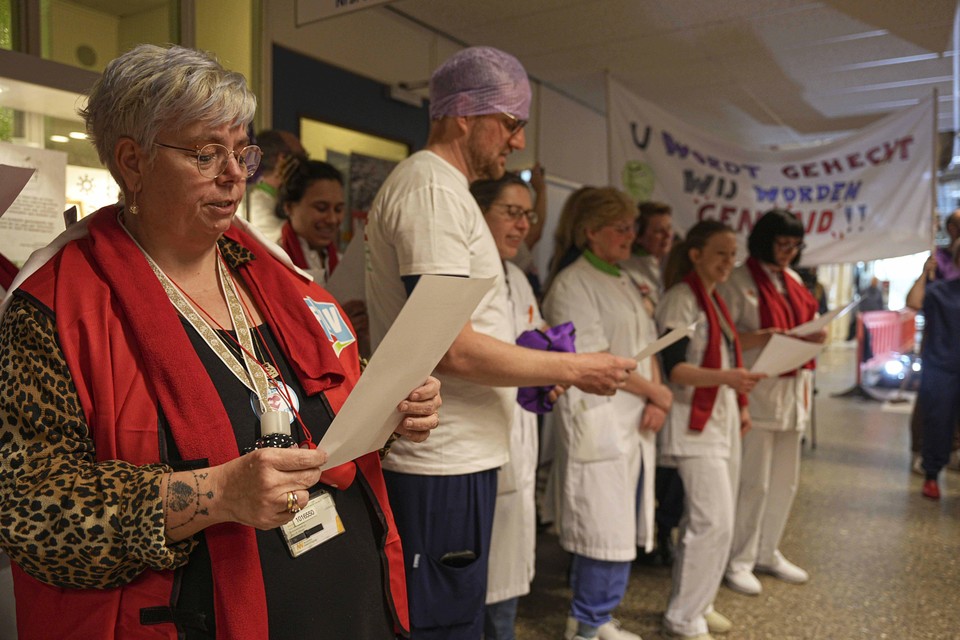 Ziekenhuispersoneel brengt een lied tijdens de actiedag in het ziekenhuis van Den Helder.
