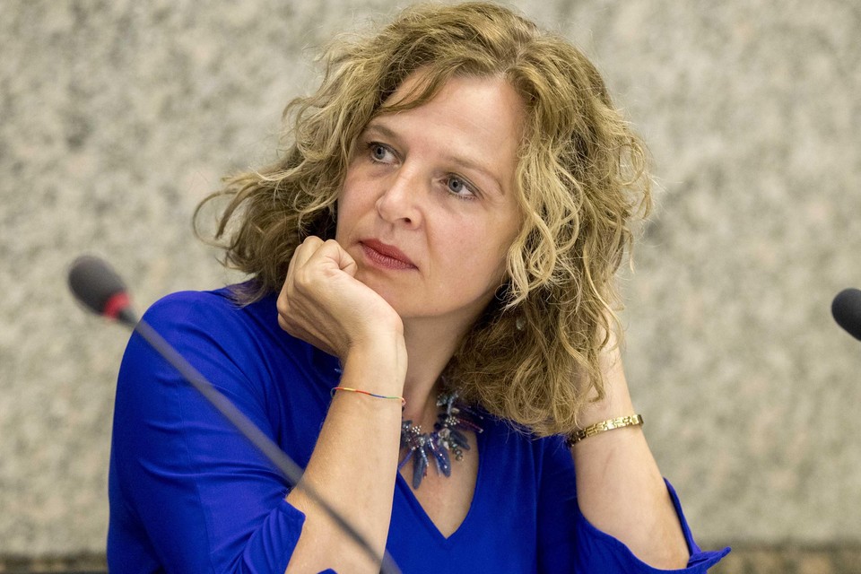 Minister Edith Schippers: de dreiging om spoedeisende hulp en verloskunde in Den Helder te stoppen is ’onaanvaardbaar’.