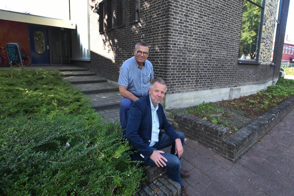 Rudolf Kooiman (zittend) en Freek Groenendijk bij de Kapel van Dijk en Duin.