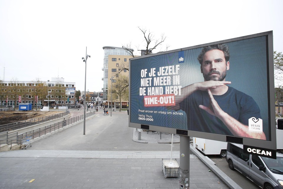 Op het scherm voor Hilversum Centraal is een poster van de campagne 'Time out' te zien.