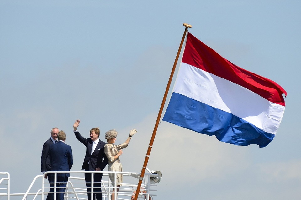 Koning Willem-Alexander en koningin Maxima op de boot in Stavoren. foto ANP