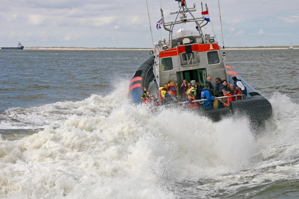 Reddingboot Joke Dijkstra geeft vol gas met donateurs aan boord.