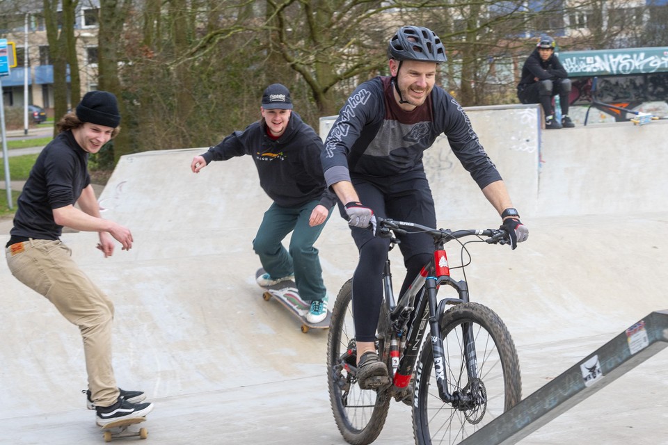 VVD’er Bas Koppes doet voor hoe een pumptrack kan werken: nu op de mountainbike op de huidige skatebaan in Santpoort-Noord.